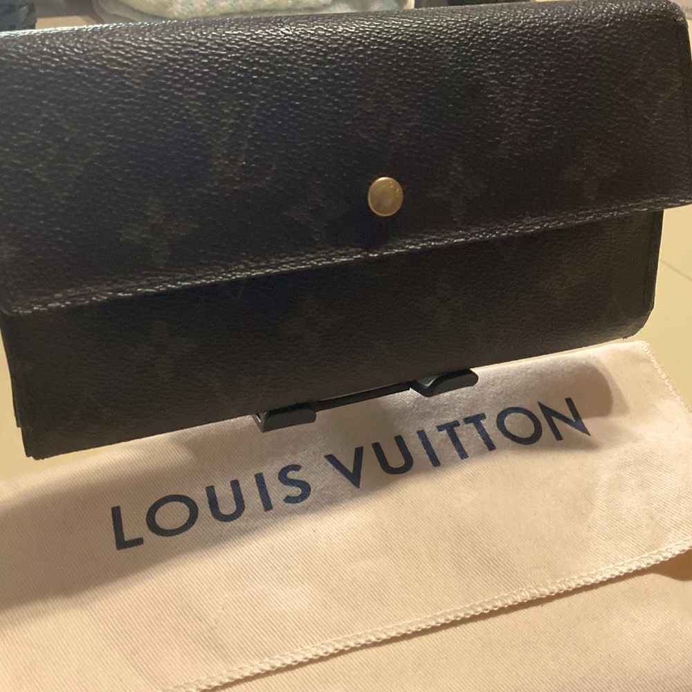 Louis Vuitton Sarah Wallet has COA  and a dust cover.🌟 - Picture 4 of 14